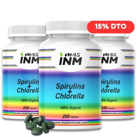 Suplemento en comprimidos de espirulina y chlorella, ideal para mejorar la salud física y mental.
